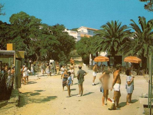 Thế giới - Ở nơi "kỳ thị" người mặc quần áo