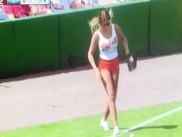 Thể thao - Khi người đẹp ném bóng: Kết cục không ngờ