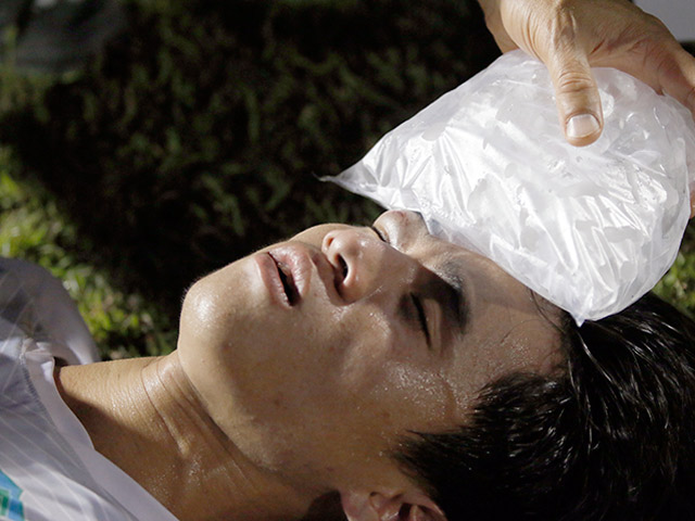 Bóng đá - Đối thủ tung đầu gối, tài năng trẻ HAGL bầm dập mí mắt