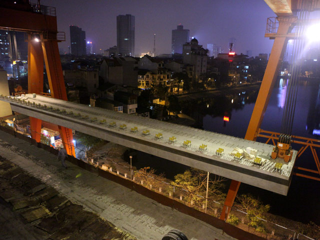 Tin tức trong ngày - Clip: Màn lao dầm đường sắt trên cao cực khó giữa HN