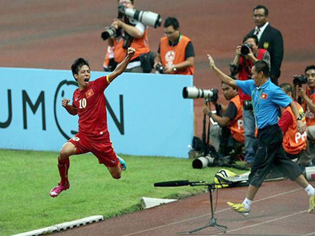 Bóng đá - Văn Quyết đẩy ngã trọng tài, thấm thía nỗi đau bị phạt