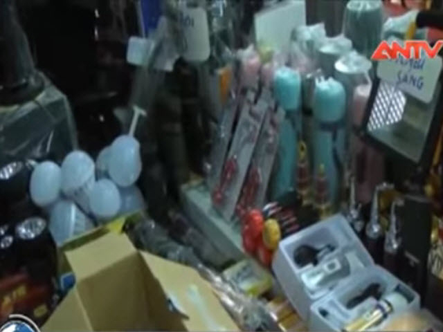 Bản tin 113 - Phá ổ đồ chơi kích dục tại chợ “hàng nóng” Lào Cai