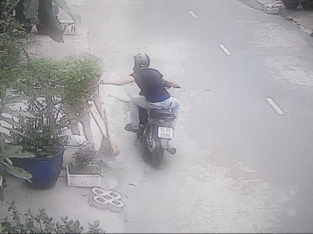 Cảnh giác - Cán bộ hưu trí U70 tung cước, bắt kẻ giật dây chuyền