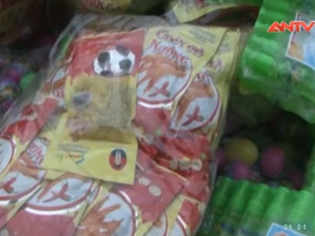 Thị trường - Tiêu dùng - Chặn hàng tấn quà vặt “đầu độc” HS trước cổng trường