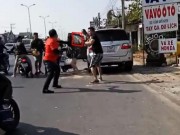 Pháp luật - Clip: Va quẹt xe, nhóm &quot;phượt&quot; vây đánh người đi ô tô
