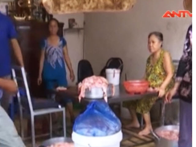 Bản tin 113 - Clip: Xe bồn phát nổ sau khi tông xe khách ở Hòa Bình