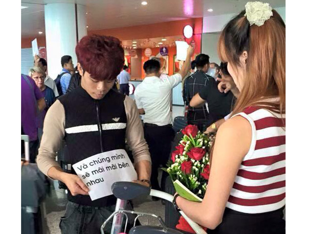 Bạn trẻ - Cuộc sống - "Bản sao" Công Phượng tỏ tình bạn gái ở sân bay