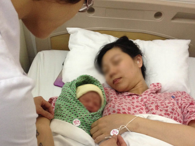 Tin tức trong ngày - Vụ “nhầm con” hi hữu: Sở Y tế HN yêu cầu rà soát hồ sơ