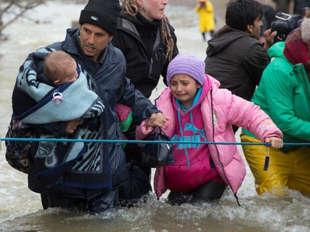 Thế giới - Xót xa trẻ em tị nạn bám dây vượt sông chết chóc