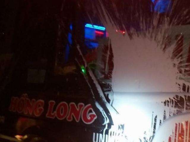 Tin tức trong ngày - Không ăn cơm, xe khách bị ném đá?