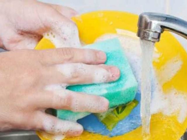 Sức khỏe đời sống - Thói quen rửa bát sai lầm bạn đang tự "giết" mình