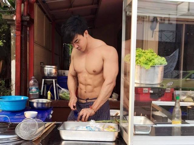 Bạn trẻ - Cuộc sống - Hot boy sáu múi bán mỳ "gây sốt" mạng xã hội