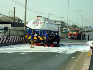 Tin tức trong ngày - Xe tải tông xe bồn, xăng ào ào chảy xuống đường