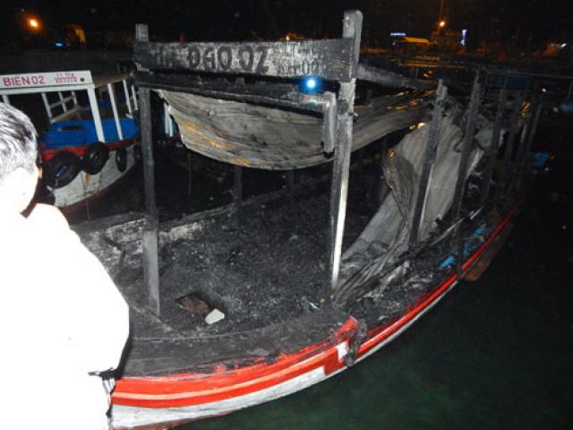 Tin tức trong ngày - Khánh Hòa: 2 tàu du lịch bốc cháy trong đêm