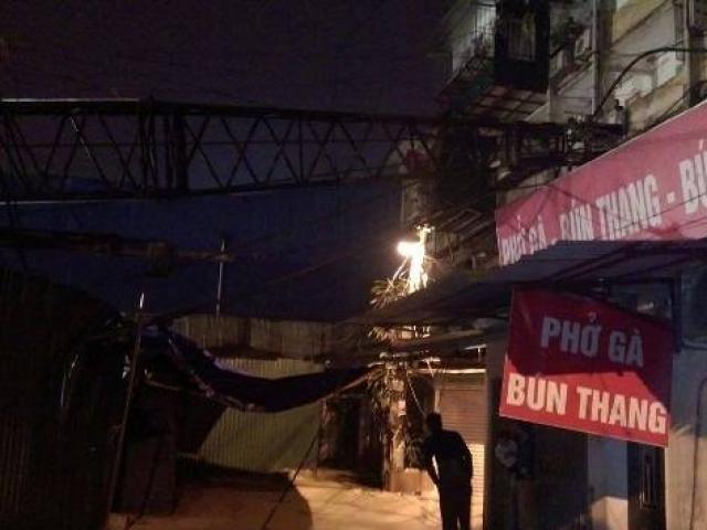 Tin tức trong ngày - Cần cẩu đổ sập vào nhà trong đêm, nhiều người tháo chạy