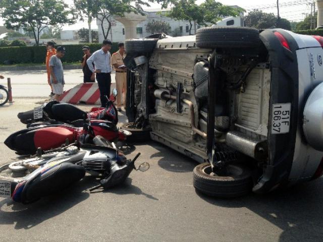 Tin tức trong ngày - Tài xế ngủ gật, ô tô 7 chỗ "nằm ngửa" trên xa lộ