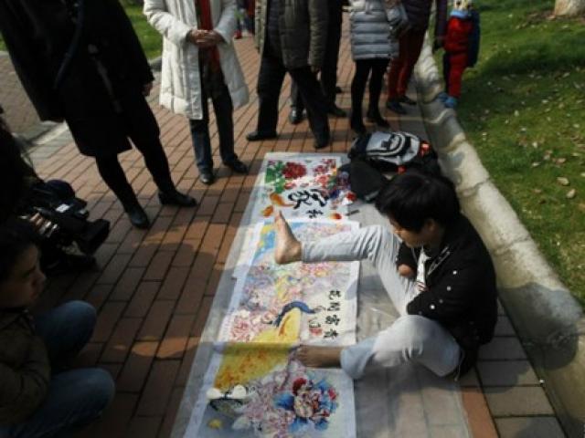 Bạn trẻ - Cuộc sống - Chàng trai khuyết tật với khả năng thêu bằng chân