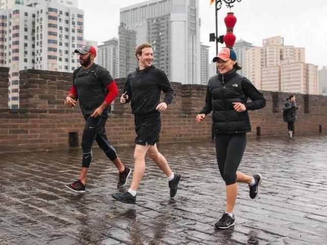 Công nghệ thông tin - Ông chủ Facebook chạy bộ không cần bịt mặt ở Bắc Kinh