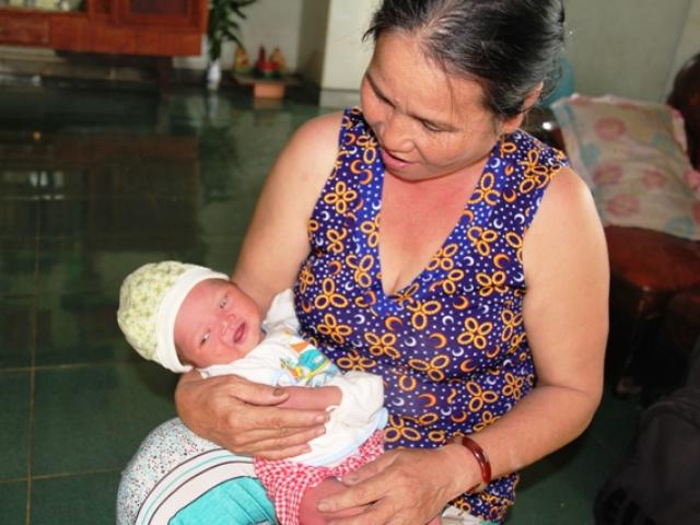 Tin tức trong ngày - Bé trai sơ sinh kiến bu đầy người bị bỏ bên đường