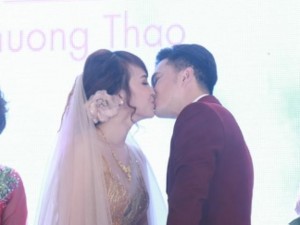 Đời sống Showbiz - Nam Cường hôn vợ đắm đuối trong lễ cưới sang trọng