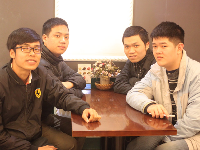 Bạn trẻ - Cuộc sống - 4 sinh viên giúp mẹ bỉm sữa “canh” vắc xin dễ hơn