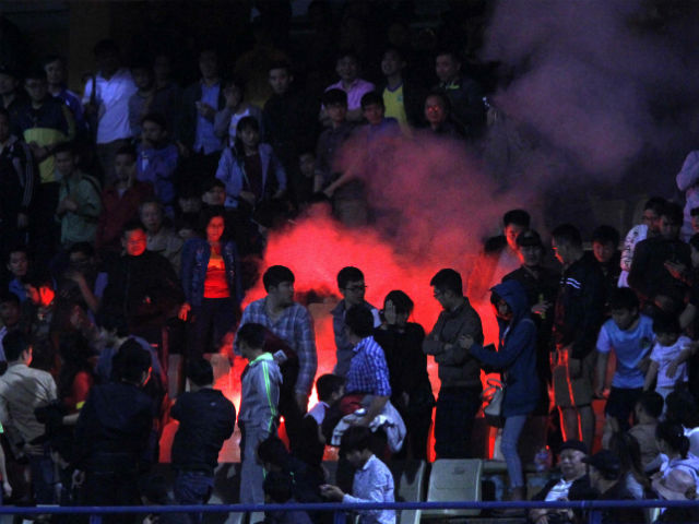 Bóng đá - ĐT Việt Nam thắng đậm, fan đốt pháo sáng, "vây" cầu thủ