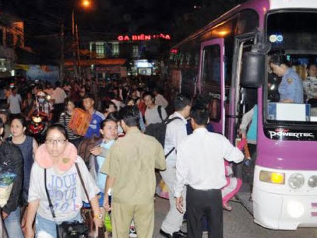 Tin tức trong ngày - Sập cầu Ghềnh: Hàng nghìn hành khách kẹt ở ga Biên Hòa