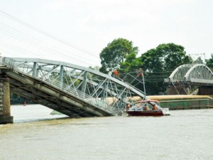 Tin tức trong ngày - Sập cầu Ghềnh: &quot;Chạy nhanh chút nữa là tôi xuống sông rồi&quot;