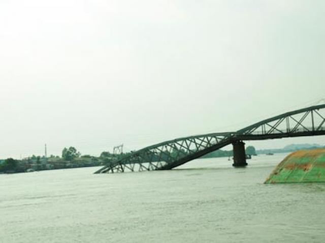 Đã xác định được vị trí dầm cầu Ghềnh dưới lòng sông