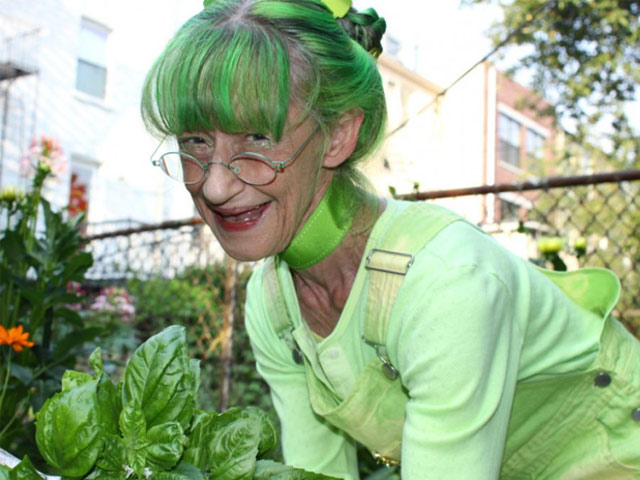 Làm đẹp - Thú làm đẹp độc đáo của "cụ bà xanh lá cây" 74 tuổi