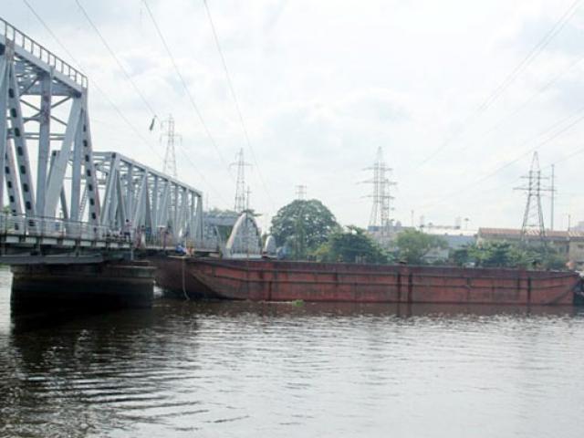 Tin tức trong ngày - Cầu đường sắt hơn 100 tuổi liên tiếp bị sà lan đội gầm