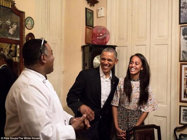 Tiểu thư nhà Obama trổ tài phiên dịch cho bố ở Cuba