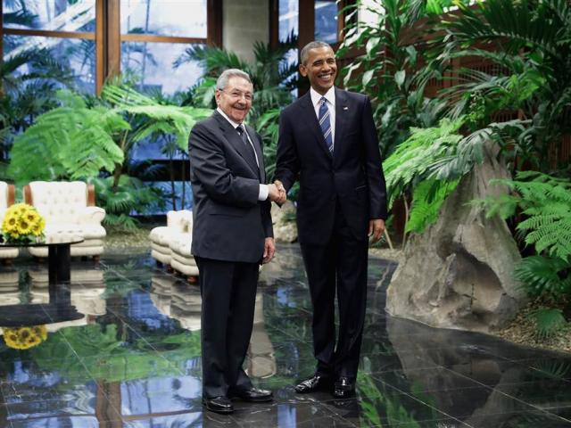 Cái bắt tay lịch sử giữa Obama và Chủ tịch Cuba