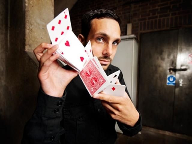 Giới trẻ - Màn ảo thuật đường phố khiến người xem "lác mắt"