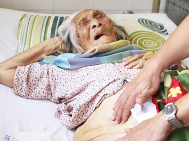 Sức khỏe đời sống - Thay khớp háng cho cụ bà 98 tuổi bị gãy xương đùi