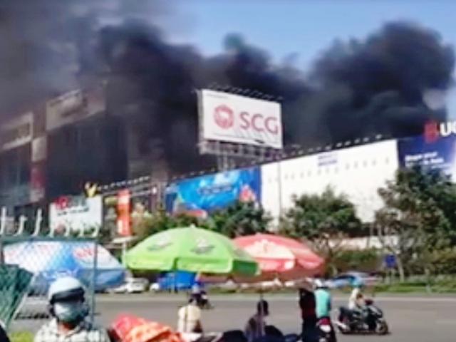 Tin tức trong ngày - Cháy lớn gần sân bay Tân Sơn Nhất
