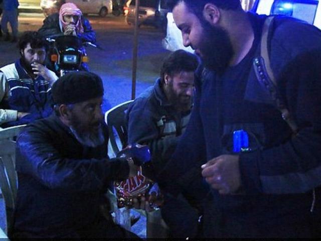 Thế giới - IS phát kẹo "mừng" vụ khủng bố liên hoàn Bỉ