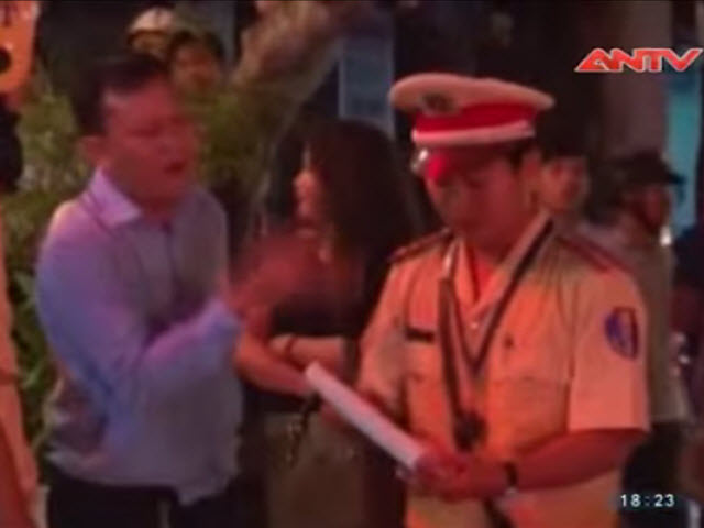 Pháp luật - Quái xế xưng “công an”, cùng bồ cố thủ trong khách sạn