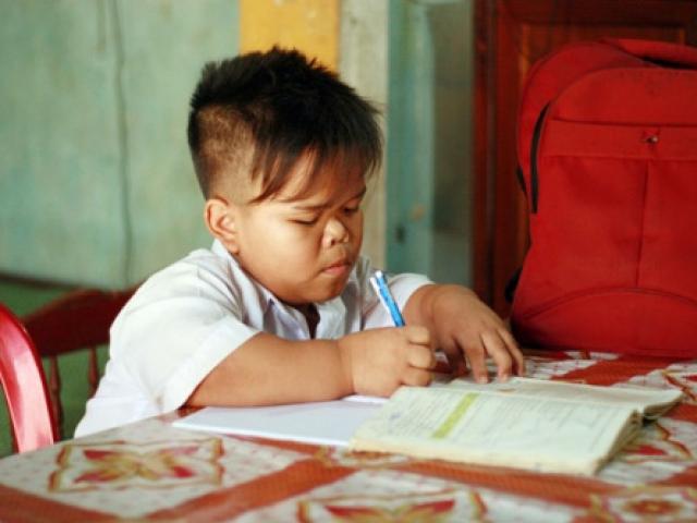 Bạn trẻ - Cuộc sống - Hành trình đến trường khó nhọc của cậu bé mắc não úng thủy