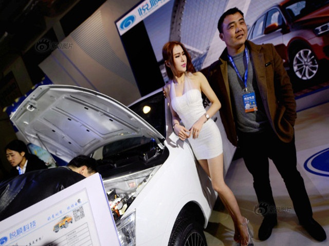 Bạn trẻ - Cuộc sống - Mẫu xe bức xúc khi bị khách hàng quấy rối