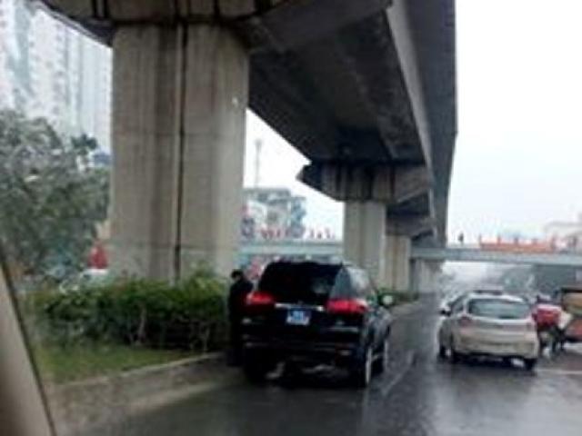 Tin tức trong ngày - Người đàn ông đứng cạnh xe biển xanh tiểu bậy giữa phố