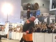 Thể thao - “Thần Thor” hiện đại 1 tay nâng tạ kỷ lục 140kg