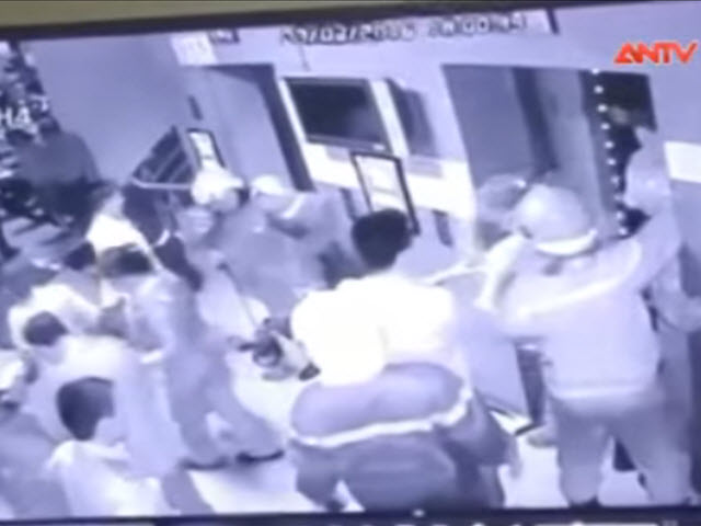 Video An ninh - Rơi thang máy chung cư ở TP.HCM, 16 người kẹt cứng