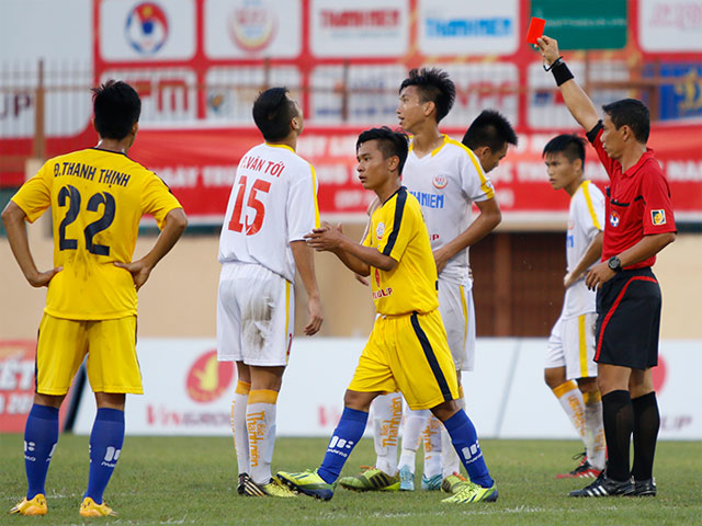 Bóng đá - VCK U19 QG: "Đàn em" Văn Quyết bị đuổi vì chơi xấu