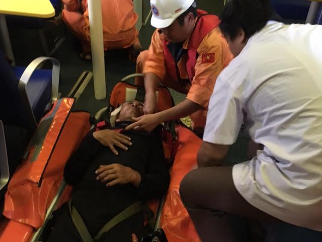 Tin tức trong ngày - Cứu ngư dân "lúc tỉnh, lúc mê" trên biển Hoàng Sa