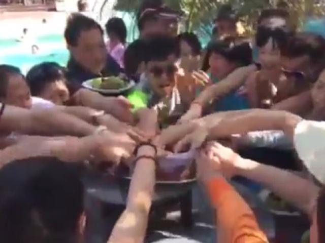 Thế giới - Du khách TQ tranh đồ ăn "nhoáng cái hết sạch" ở VN