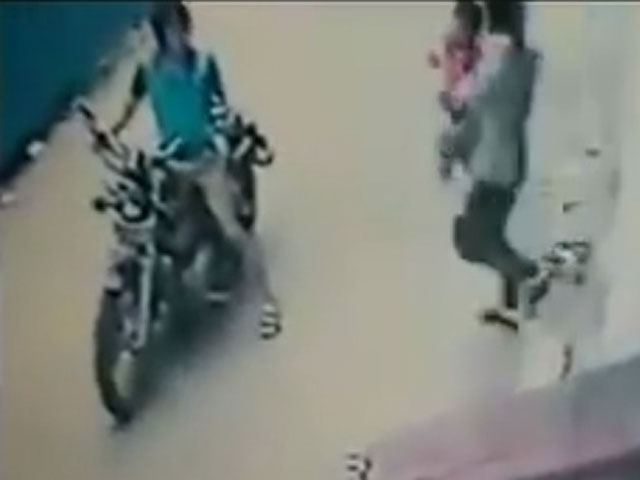 Tin tức trong ngày - CA Hà Nội xác minh thông tin thanh niên giật em bé giữa phố