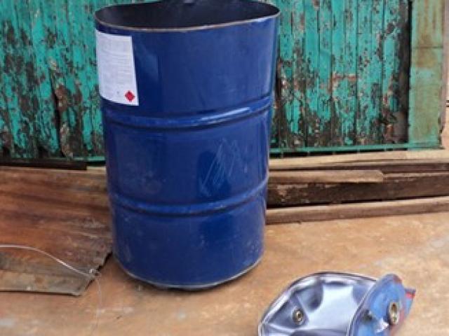 Tin tức trong ngày - Thùng phuy xăng phát nổ khi cưa, một người gãy chân