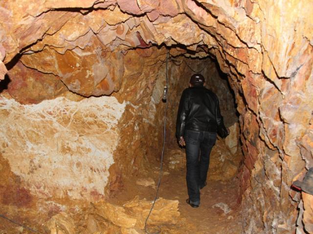 Tin tức trong ngày - Mục sở thị nơi bí thư huyện đào núi làm... hầm rượu