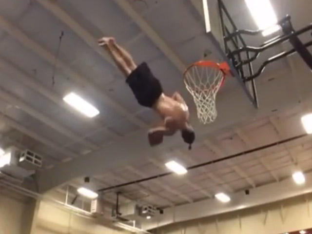 Thể thao - Siêu đẳng cú úp rổ xoay người 3 vòng trên không